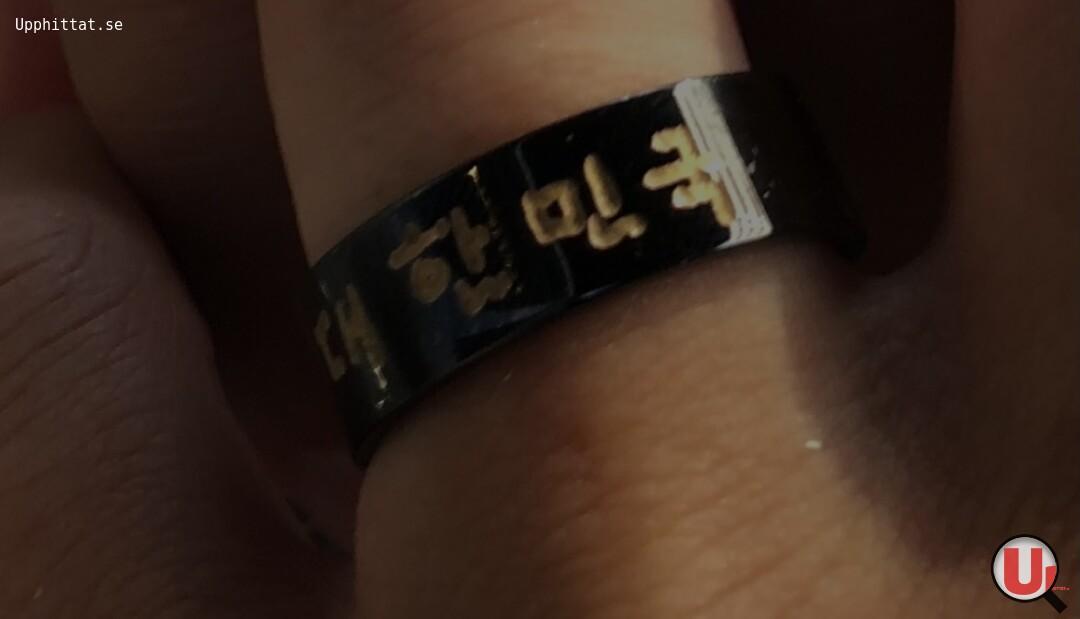 Svart koreansk ring  på www.upphittat.se